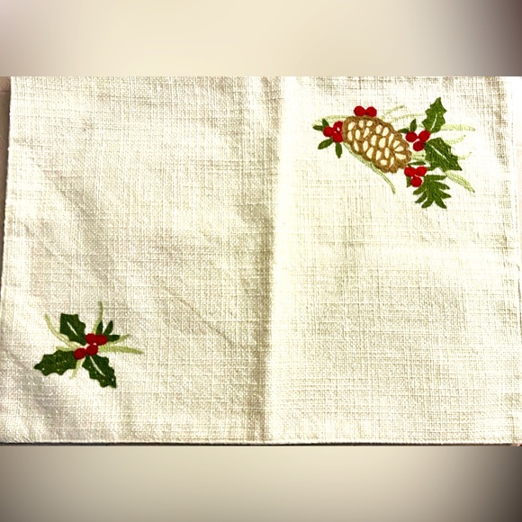 Beautiful placemat great for Christmas! Great condition! - Picture 2 of 3